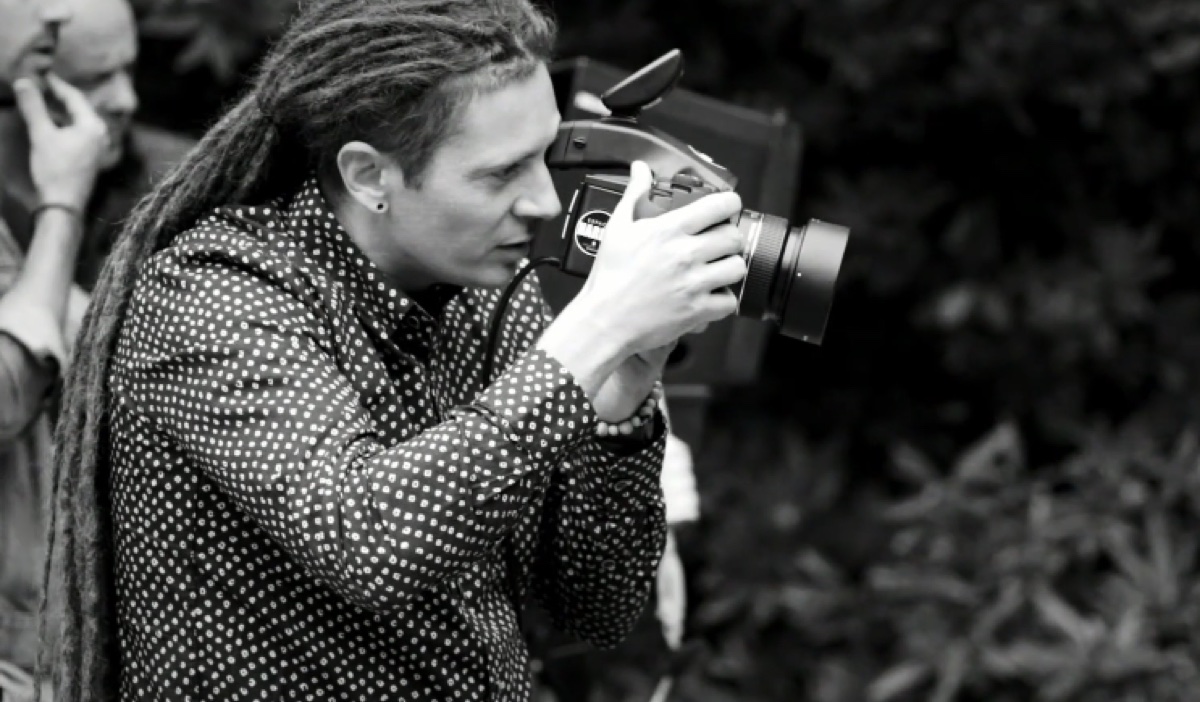 Alberto Hidalgo fotografiando en una producción editorial