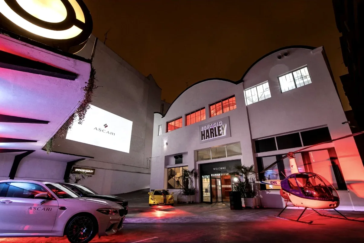 Exterior de Espacio Harley iluminado para una producción